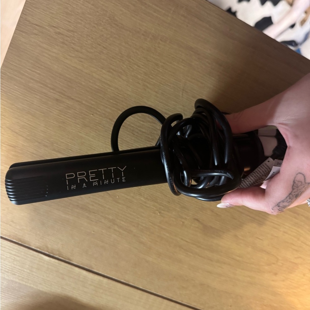 Pretty in a Minute Black Curling Iron